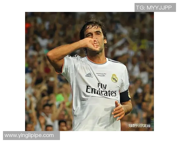 潮流风尚与足球激情结合的男生头像设计分享