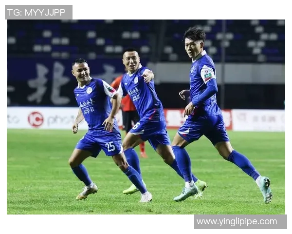 足球明星在比赛中意外遭遇内裤被扒引发热议与讨论